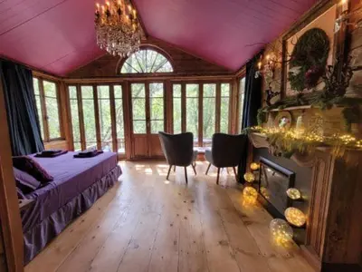 a bedroom with a bed and a table and chairs at Cabane d'Oniria in Palaja