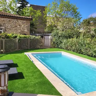 Gîte Coté Village - le cœur du village avec piscine