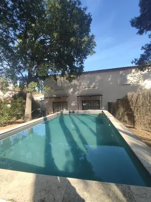 an empty swimming pool in front of a house at Villa Élegancia - Piscine privé - Wifi - 18 in La Redorte
