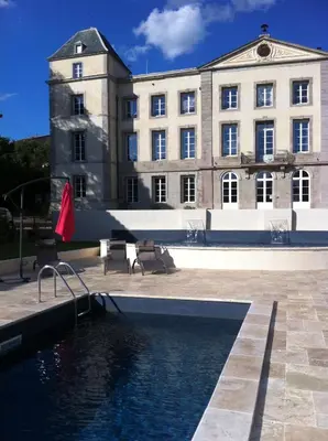 a building with a swimming pool in front of a building at Villa Élegancia - Piscine privé - Wifi - 18 in La Redorte