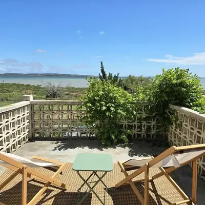 Maison bleu avec vue mer