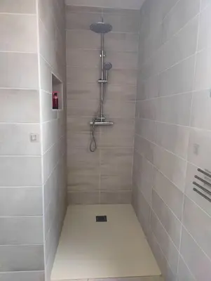 a bathroom with a shower stall with a shower at Studio cosy proche des vignes in Roubia