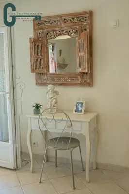a desk with a chair and a mirror on a wall at Séjour détente avec spa, piscine et sauna in Mas-Saintes-Puelles