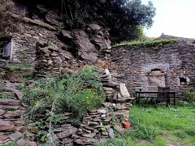 a stone wall with a bench in front of it at Chambre et b&b in Miraval-Cabardès