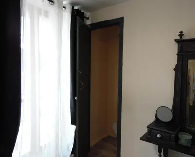 a black door in a room with a window at Chez Jérôme, au pied de la cité médiévale in Carcassonne