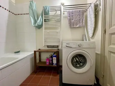 a small bathroom with a washing machine in it at L'appartement des boulangers in Carcassonne