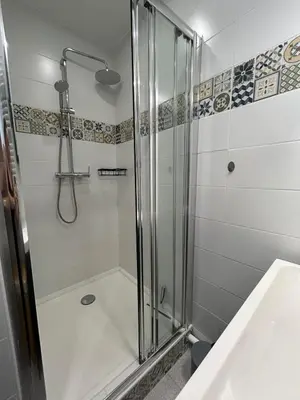a bathroom with a shower and a sink at Le Montille - Appartement face au Port - Climatisation et Wifi in Port-la-Nouvelle