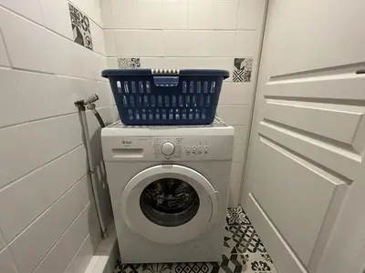 a washing machine with a basket on top of it at Le Montille - Appartement face au Port - Climatisation et Wifi in Port-la-Nouvelle