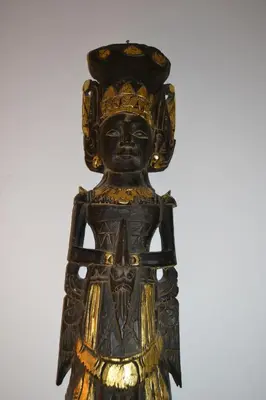 a bronze statue of a woman with a crown at Villa MAGRI 3 bedrooms in Cuxac-dʼAude