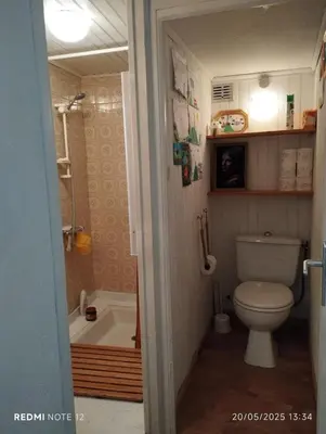 a small bathroom with a tub and a toilet at Petit Soleil in Quillan