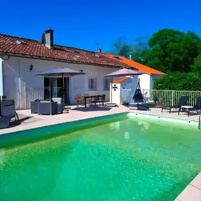 Villa in St Denis with Pool & Pyrenees View