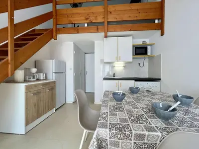 a kitchen with a table with blue bowls on it at Proche plage du Grazel, Pavillon avec piscine - GN530-008 in Gruissan