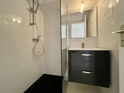 a bathroom with a shower and a sink at Proche plage du Grazel, Pavillon avec piscine - GN530-008 in Gruissan