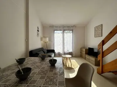 a living room with a table with bowls on it at Proche plage du Grazel, Pavillon avec piscine - GN530-008 in Gruissan
