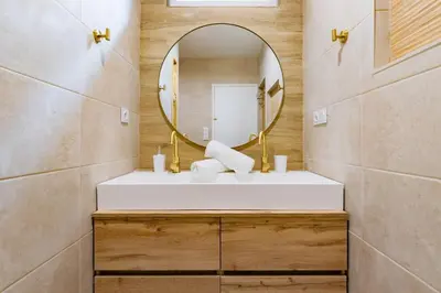 a bathroom with a sink and a mirror at Plein centre - climatisé - à proximité cité médiévale in Carcassonne