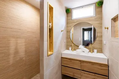 a bathroom with a sink and a mirror at Plein centre - climatisé - à proximité cité médiévale in Carcassonne