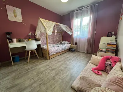 a childs bedroom with a bed and a desk at Maison piscine vue Cité Carcassonne in Carcassonne