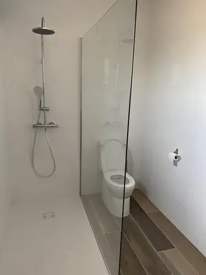 a bathroom with a toilet and a glass shower stall at Villa neuve calme - piscine privée - vue sur les vignes in Roquecourbe-Minervois
