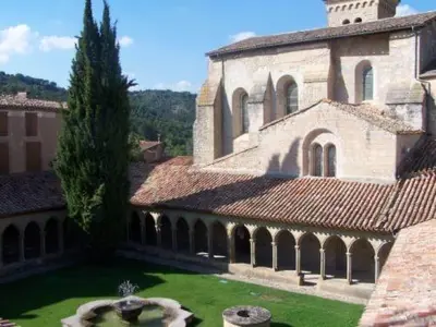 a large building with a fountain in a yard at Domaine du BaRon in Alzonne
