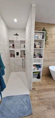 a small bathroom with a shower and a sink at Charmante maison industriel au coeur du village in Vinassan