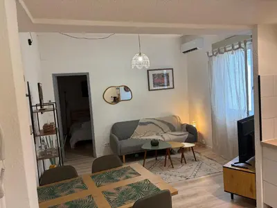 a living room with a couch and a table at Apartamento carccassone in Carcassonne