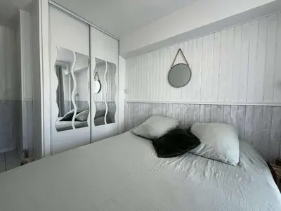 a bedroom with a large white bed with mirrors at Très joli chalet privatif à Gruissan - Plage à 50 m - GN600-280 in Gruissan
