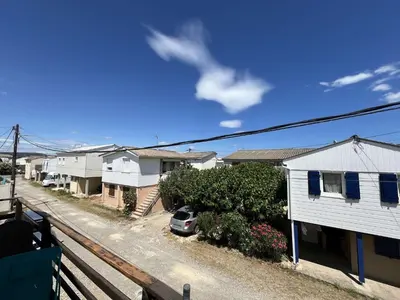 a row of houses on a street with a car at Très joli chalet privatif à Gruissan - Plage à 50 m - GN600-280 in Gruissan