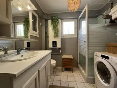 a bathroom with a sink and a washing machine at Très joli chalet privatif à Gruissan - Plage à 50 m - GN600-280 in Gruissan