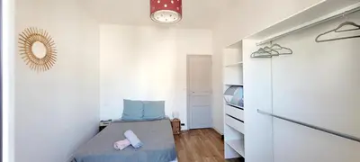 a small bedroom with a bed and a closet at Logement spacieux in Carcassonne