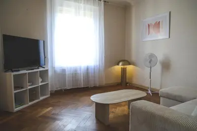 a living room with a couch and a tv at Le Nid Urbain, terrasse, garage et confort in Carcassonne