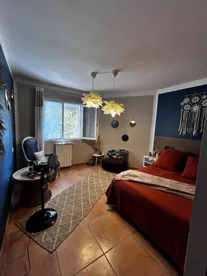 a bedroom with a bed and a desk and a chair at Le petit cocon de Lolo in Carcassonne