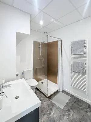 a bathroom with a shower and a toilet and a sink at La Suite Lauragaise - Studio climatisé in Villefranche-de-Lauragais