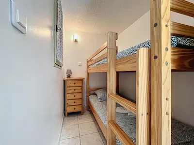 a couple of bunk beds in a room at La Feuilleraie - Maison de vacance à Leucate in Leucate