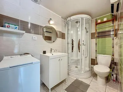 a bathroom with a shower and a toilet and a sink at La Feuilleraie - Maison de vacance à Leucate in Leucate