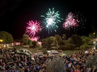 a large crowd of people watching a fireworks show at Chez Nous, Chez Vous ! in La Redorte