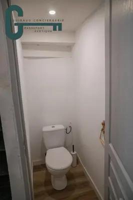 a bathroom with a white toilet in a room at Cœur de ville studio lumineux in Castelnaudary