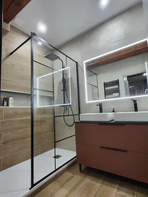 a bathroom with a shower and a sink at Grand T4 lumineux 200 m du port in Castelnaudary