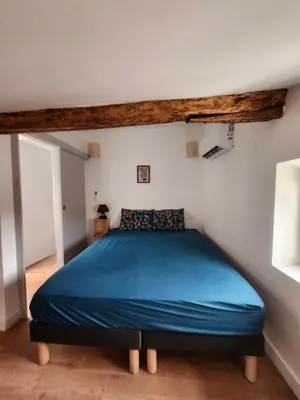 a bedroom with a blue bed in a room at Grand T4 lumineux 200 m du port in Castelnaudary
