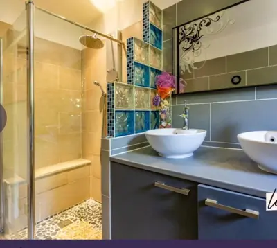 a bathroom with two sinks and a shower at Agréable maison avec jacuzzi in Vinassan