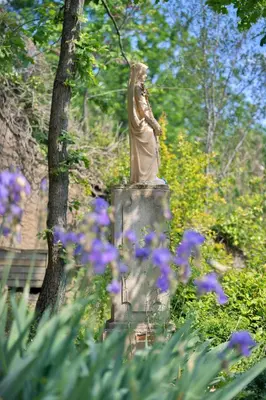 a statue of a woman sitting on top of a stump at BB Villa Sainte Marie in Limoux