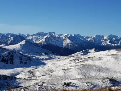 a snowy mountain range with snow covered mountains at La Maison de Léonie in Camurac