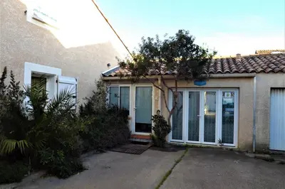 Gallery image of Villa à Gruissan Mateille avec petit jardin et terrasse couverte in Gruissan
