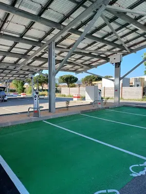 a tennis court with a green court at Villa à Gruissan Mateille avec petit jardin et terrasse couverte in Gruissan