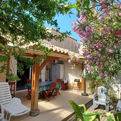 Villa à Gruissan Mateille avec petit jardin et terrasse couverte