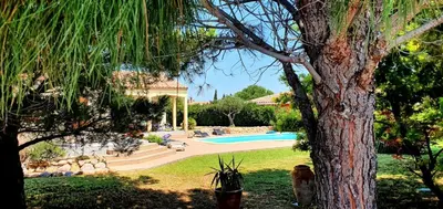 a yard with a swimming pool and a tree at Maison de vacances avec piscine en bord de mer in Lapalme