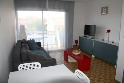 a living room with a couch and a tv at Bel appartement proche de la mer in Port-la-Nouvelle