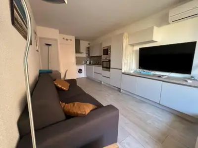 a living room with a couch and a flat screen tv at Gruissan appartement Haut Standing in Gruissan