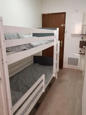 a couple of bunk beds in a room at Gruissan appartement Haut Standing in Gruissan