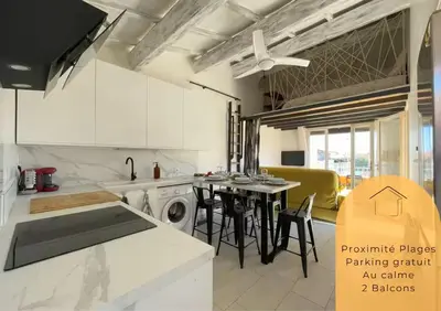 a kitchen with a table and chairs in a room at La Pause Nouvelle - CLIM - 5 min de la plage in Port-la-Nouvelle