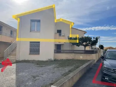 a house with a yellow arrow on the side of it at La Pause Nouvelle - CLIM - 5 min de la plage in Port-la-Nouvelle
